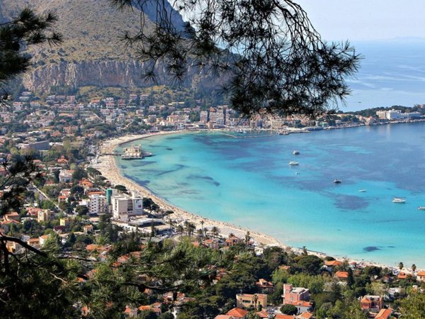 casa indipendente in vendita a Palermo in zona Mondello