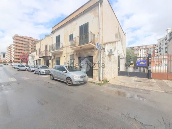 locale commerciale in vendita a Palermo in zona San Lorenzo