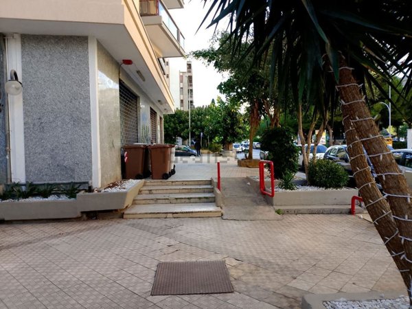 negozio in vendita a Palermo in zona Malaspina/Palagonia