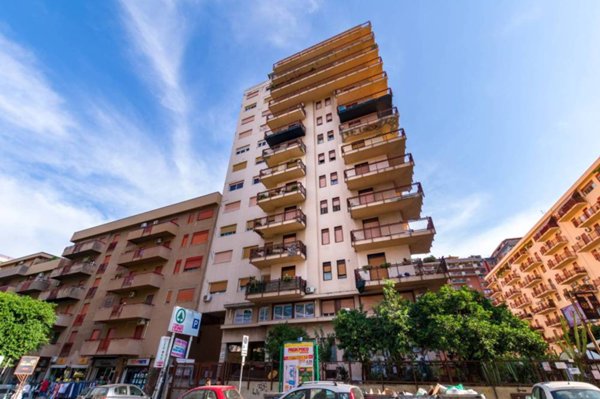 locale commerciale in vendita a Palermo in zona Zisa