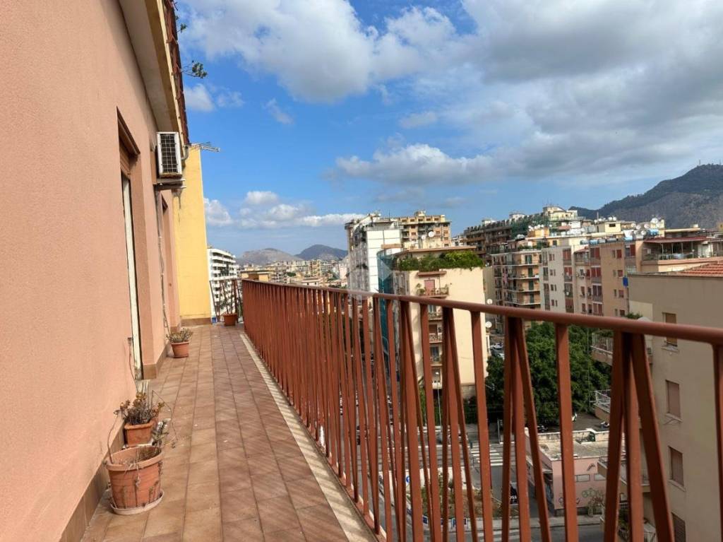 appartamento in vendita a Palermo in zona Malaspina/Palagonia