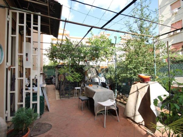 appartamento in vendita a Palermo in zona Malaspina/Palagonia