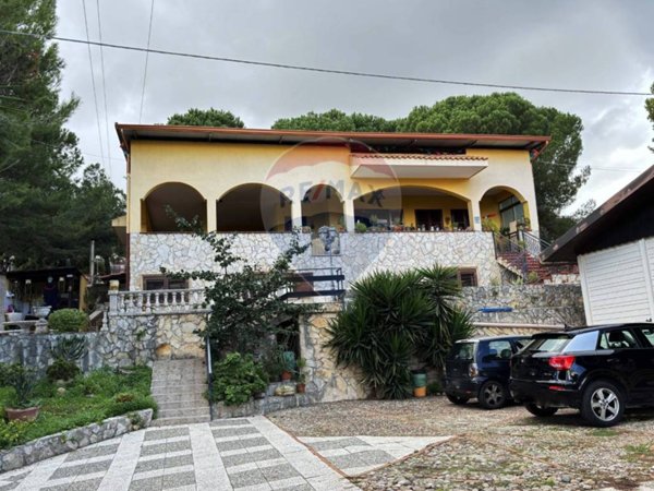 casa indipendente in vendita a Palermo in zona Borgo Nuovo