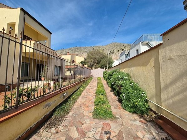 casa indipendente in vendita a Palermo in zona Mondello