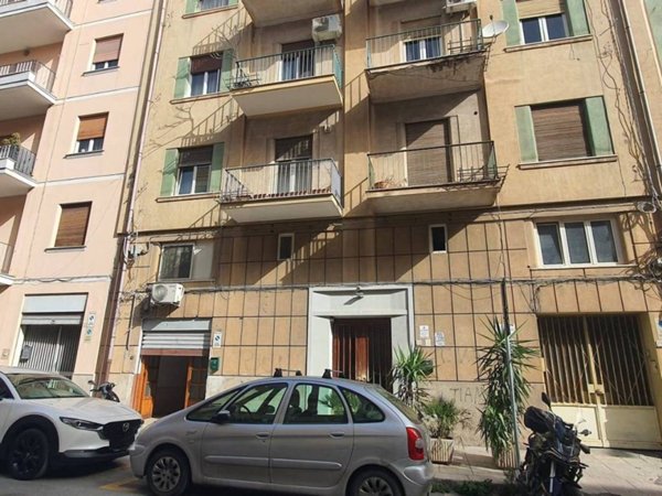 negozio in vendita a Palermo in zona Zisa
