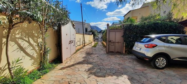 casa indipendente in vendita a Palermo in zona Mondello