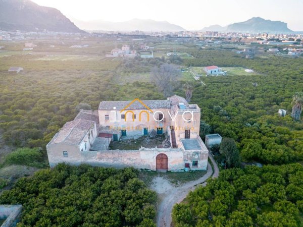 casa indipendente in vendita a Palermo in zona Centro storico