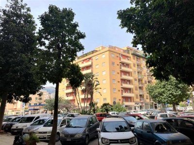 negozio in vendita a Palermo in zona San Lorenzo