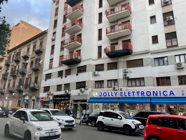 ufficio in vendita a Palermo in zona Zisa