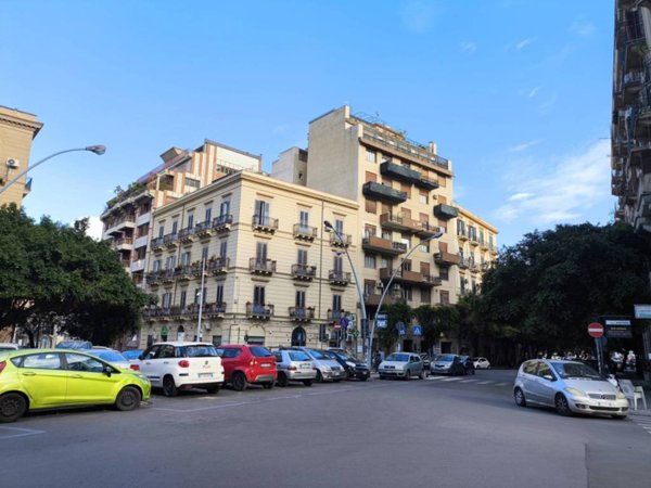 negozio in vendita a Palermo in zona Zisa