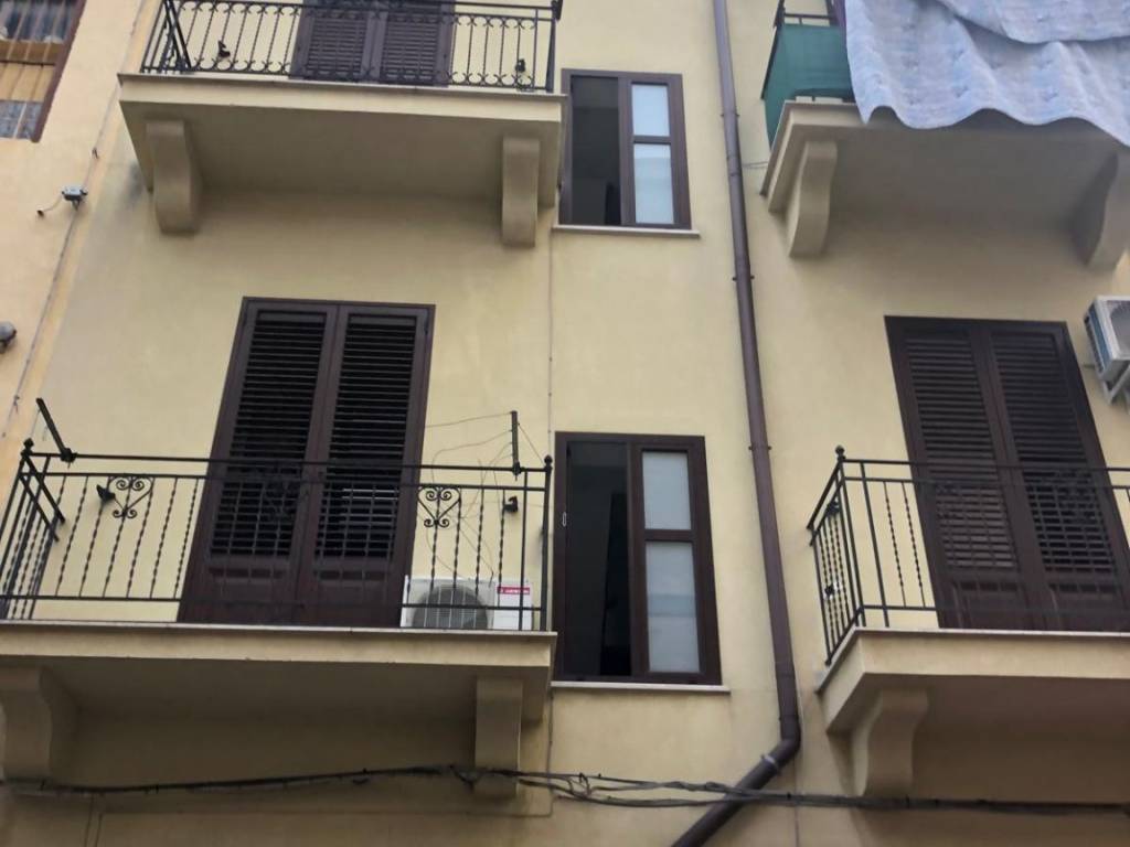 intera palazzina in vendita a Palermo in zona Malaspina/Palagonia