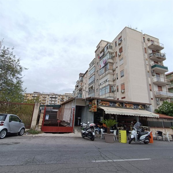 ufficio in vendita a Palermo in zona Zisa