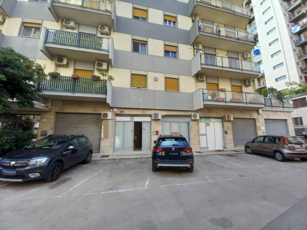 negozio in vendita a Palermo in zona Malaspina/Palagonia