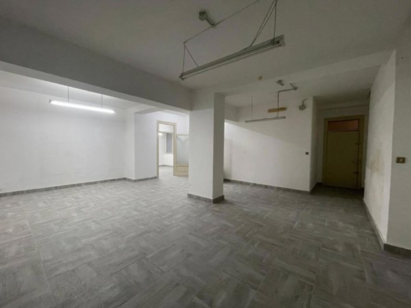 negozio in vendita a Palermo in zona Zisa