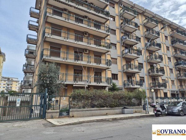appartamento in vendita a Palermo in zona Malaspina/Palagonia