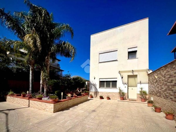 casa indipendente in vendita a Palermo in zona Mondello