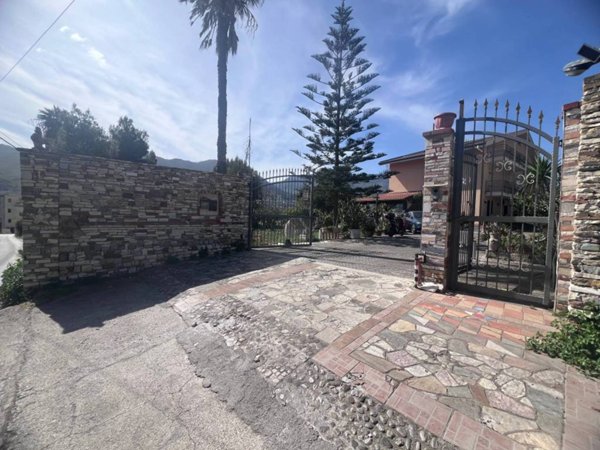 casa indipendente in vendita a Palermo in zona Centro storico