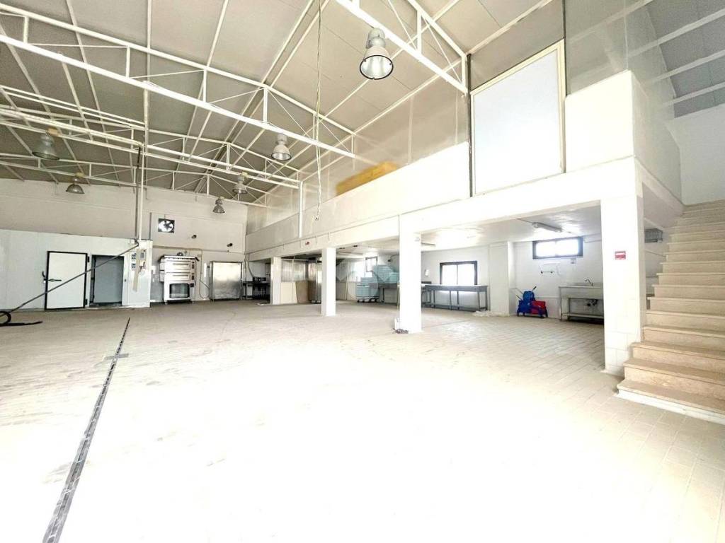 locale commerciale in vendita a Palermo in zona Arenella/Vergine Maria