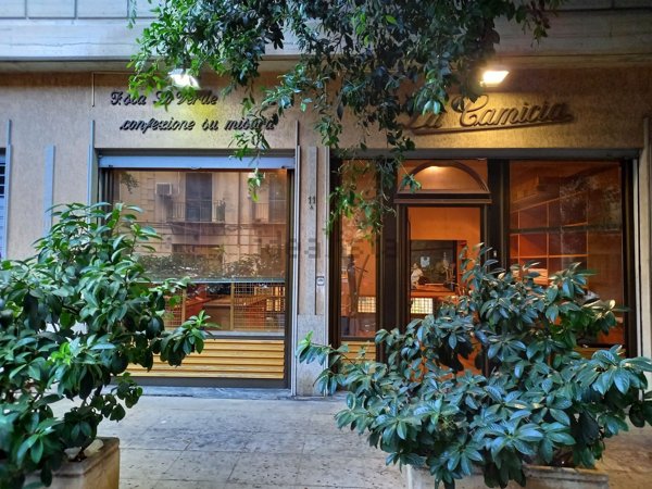 locale commerciale in vendita a Palermo in zona Libertà