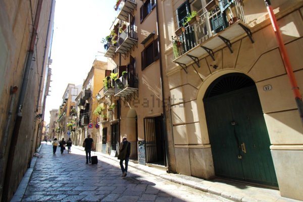 locale commerciale in vendita a Palermo in zona Centro storico