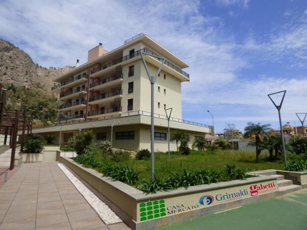 negozio in vendita a Palermo in zona Arenella/Vergine Maria