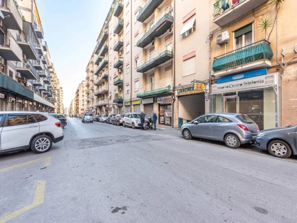 negozio in vendita a Palermo in zona Malaspina/Palagonia