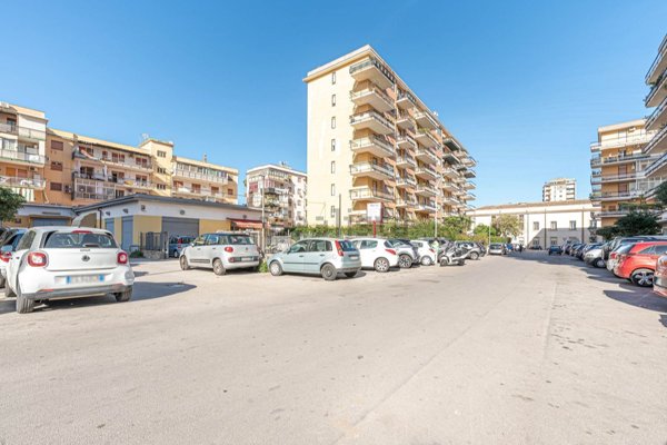 locale commerciale in vendita a Palermo in zona Malaspina/Palagonia