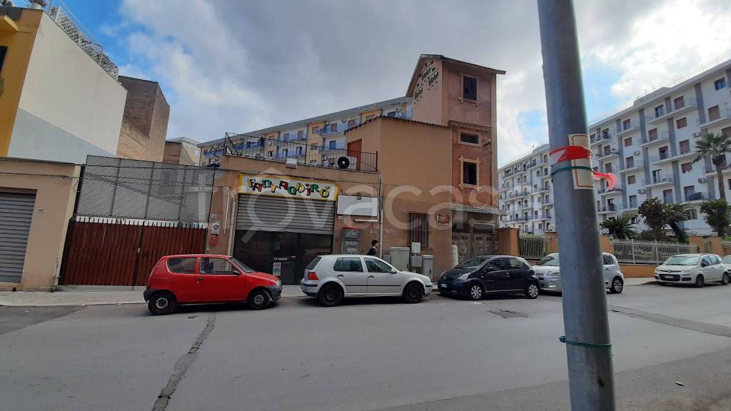 locale commerciale in vendita a Palermo in zona San Lorenzo