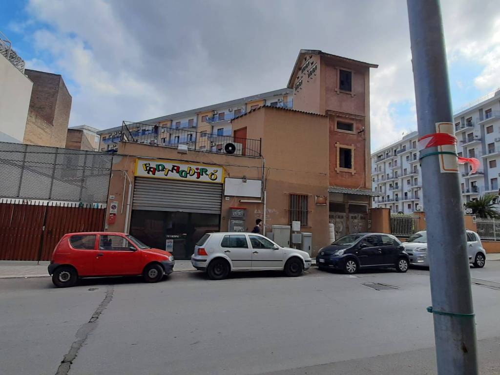 locale commerciale in vendita a Palermo in zona San Lorenzo