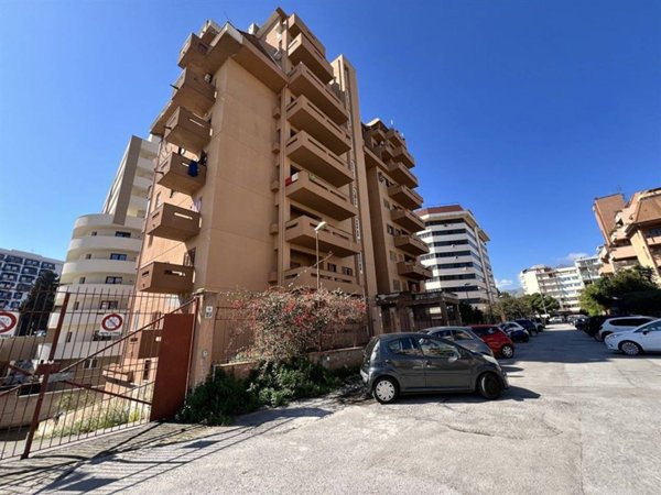 appartamento in vendita a Palermo in zona Zisa