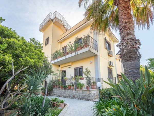 casa indipendente in vendita a Palermo in zona Mondello