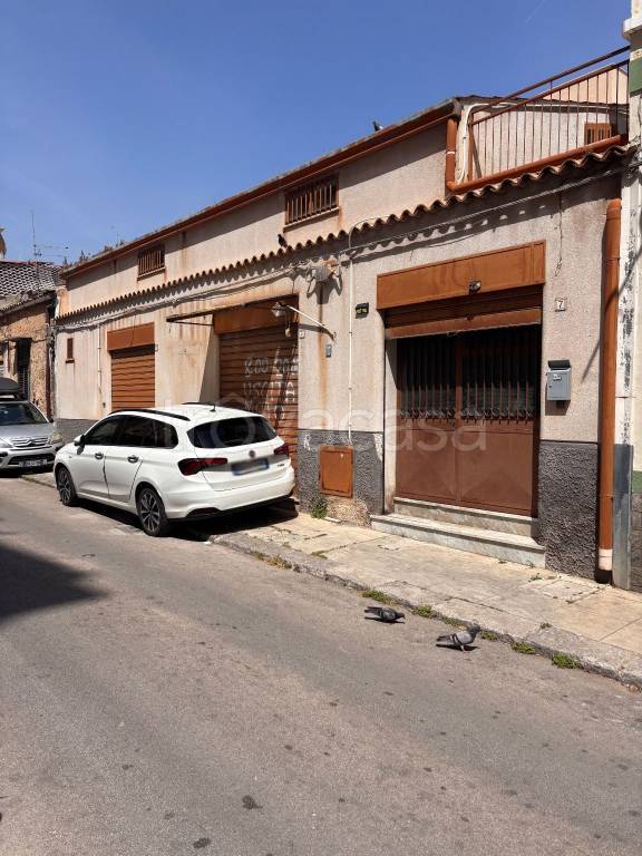 negozio in vendita a Palermo in zona Zisa