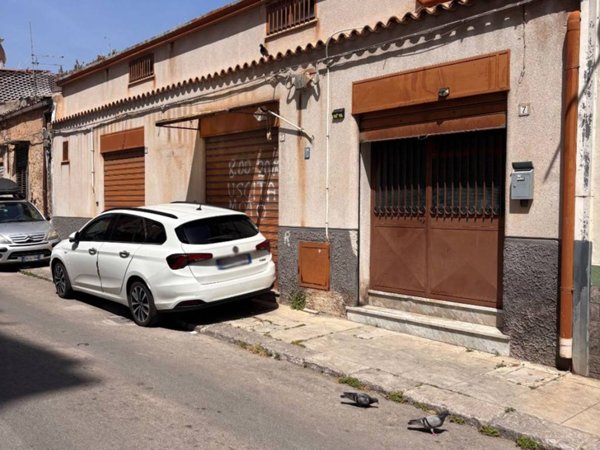 negozio in vendita a Palermo in zona Zisa