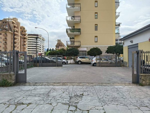 negozio in vendita a Palermo in zona Malaspina/Palagonia