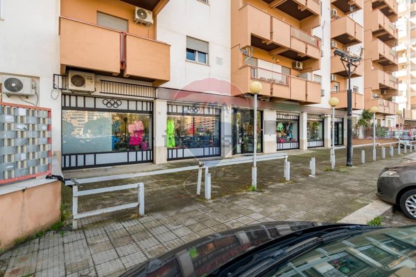 locale commerciale in vendita a Palermo in zona Resuttana