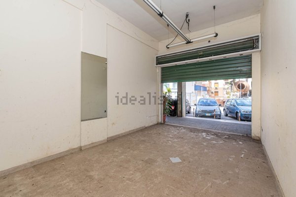 locale commerciale in vendita a Palermo in zona San Lorenzo