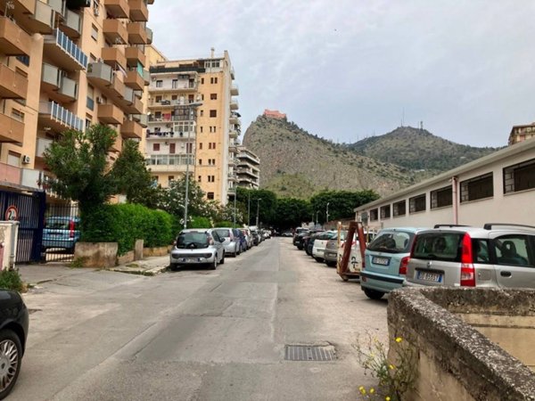 locale commerciale in vendita a Palermo in zona Montepellegrino