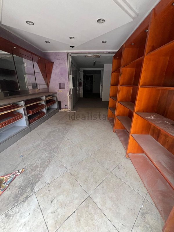 negozio in vendita a Palermo in zona Arenella/Vergine Maria