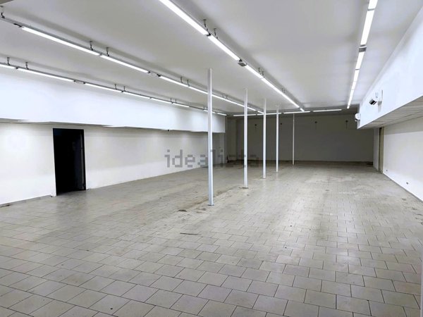 locale commerciale in vendita a Palermo in zona Oreto