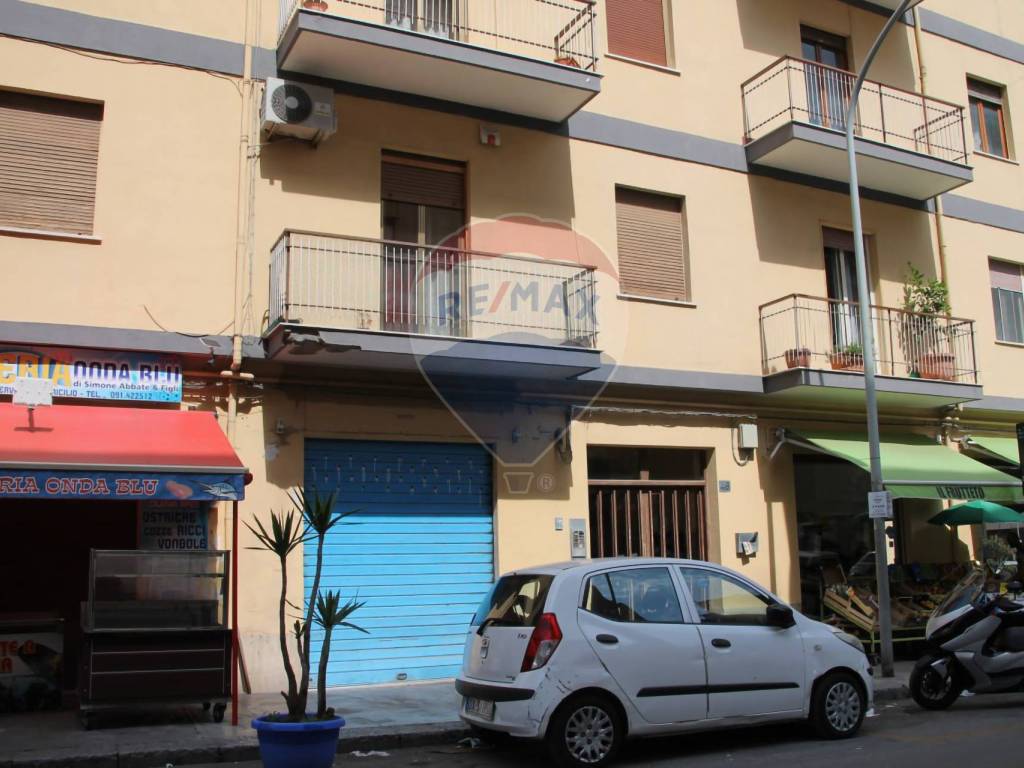 negozio in vendita a Palermo in zona Zisa