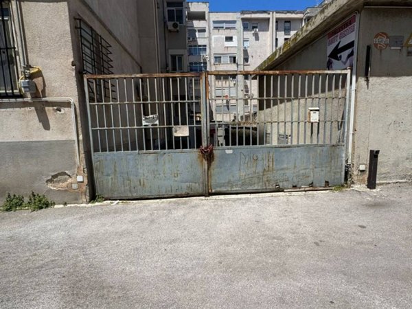 locale commerciale in vendita a Palermo in zona Zisa