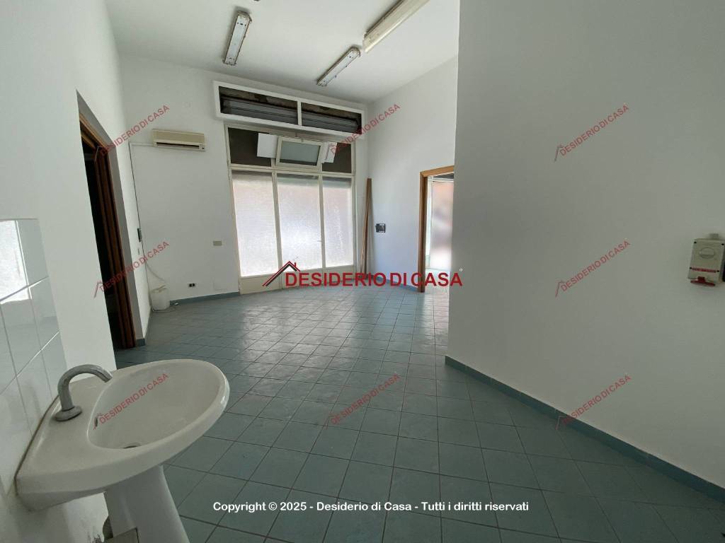 negozio in vendita a Palermo in zona Zisa