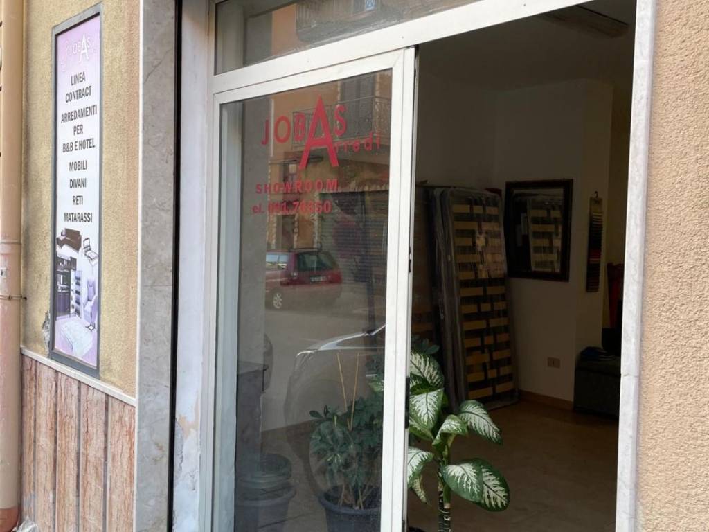 locale commerciale in vendita a Palermo in zona Sferracavallo