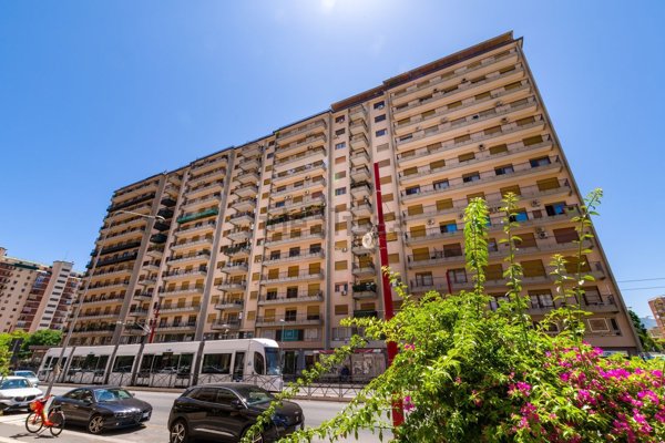 appartamento in vendita a Palermo in zona Malaspina/Palagonia