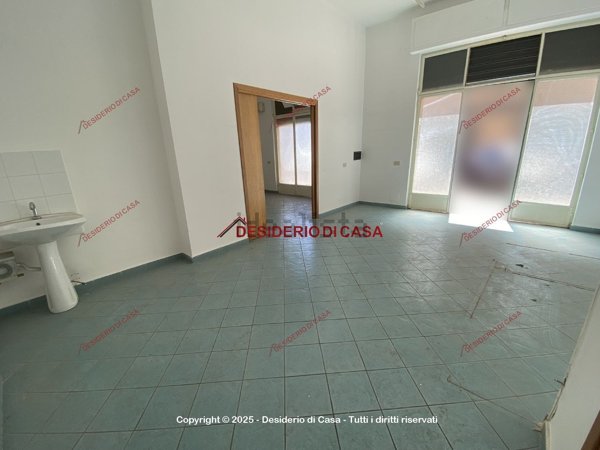 locale commerciale in vendita a Palermo in zona Zisa