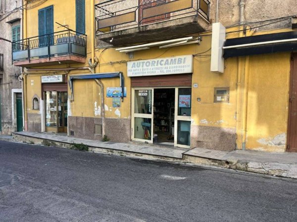 negozio in vendita a Palermo in zona Villagrazia/Falsomiele