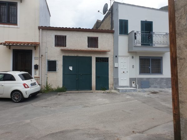 locale di sgombero in vendita a Palermo