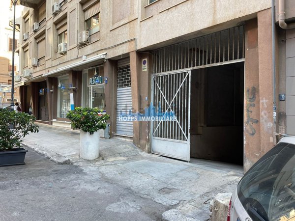 locale di sgombero in vendita a Palermo in zona Politeama