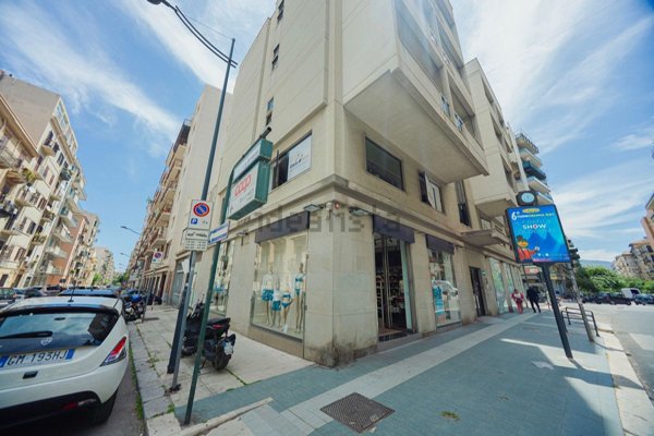 locale commerciale in vendita a Palermo in zona Libertà