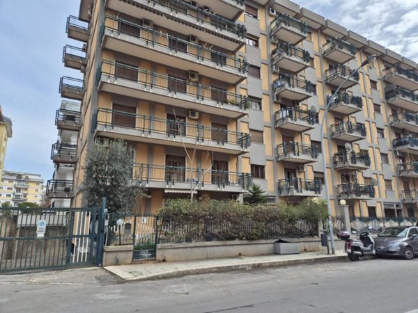 appartamento in vendita a Palermo in zona Malaspina/Palagonia